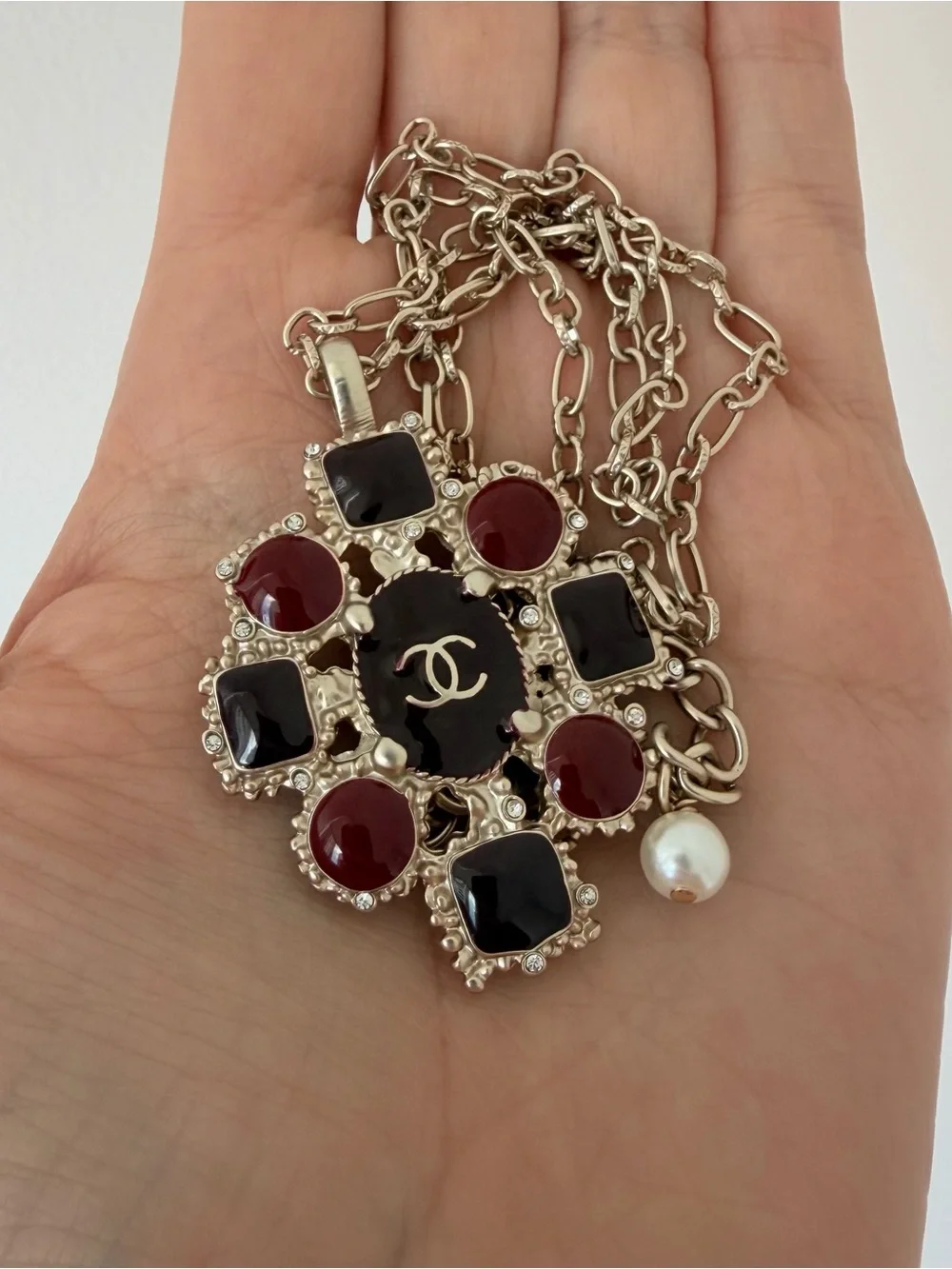 🍷CHANEL Gold-Tone Pendant Necklace with Black & Deep Red Enamels✨